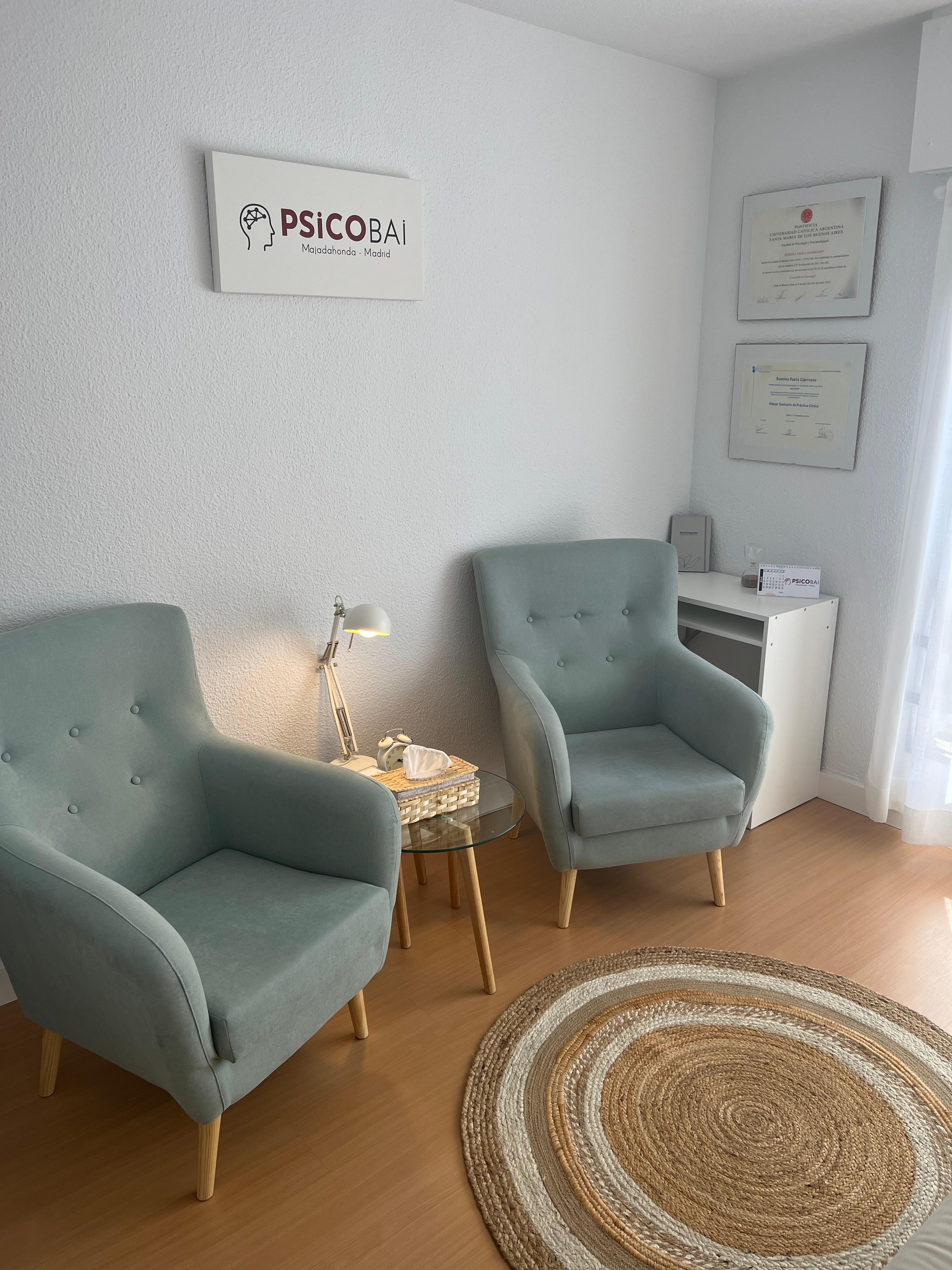 Sala de terapia con luz natural en Psicobai